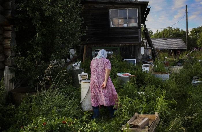 Eerie Photos Capture The Lives Of People Living In Russia's Dying Towns