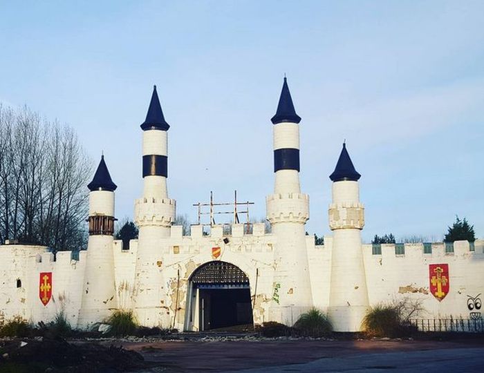 This Guy's Photos Of An Abandoned Theme Park Will Terrify You
