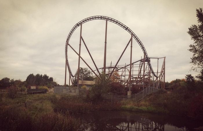 This Guy's Photos Of An Abandoned Theme Park Will Terrify You