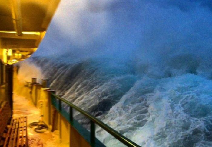 Deckhand Captures Massive Waves In Sydney