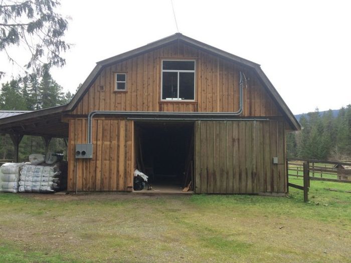 Guy Turns Old Barn Into An Impressive Office