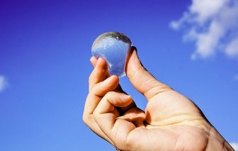 These Edible Water Bubbles Might Replace Plastic Bottles