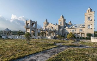 Abandoned Mansion In South Korea Is Gradually Being Destroyed
