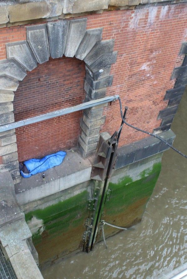 Shocking Pictures Shows Homeless Person Sleeping Above The River Thames