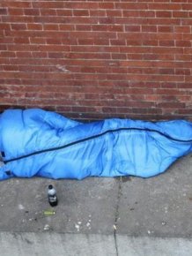 Shocking Pictures Shows Homeless Person Sleeping Above The River Thames