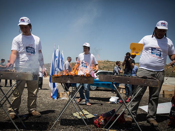 Israeli Activists Hold Barbecue To Taunt Palestinians On Hunger Strike