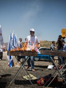 Israeli Activists Hold Barbecue To Taunt Palestinians On Hunger Strike