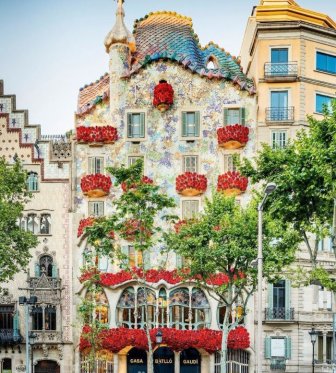 One Of The Most Famous Buildings In Barcelona Is Bleeding Roses