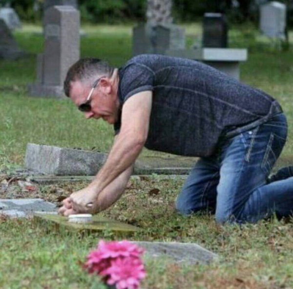 Man Spends His One Day Off Cleaning Veterans' Tombstones