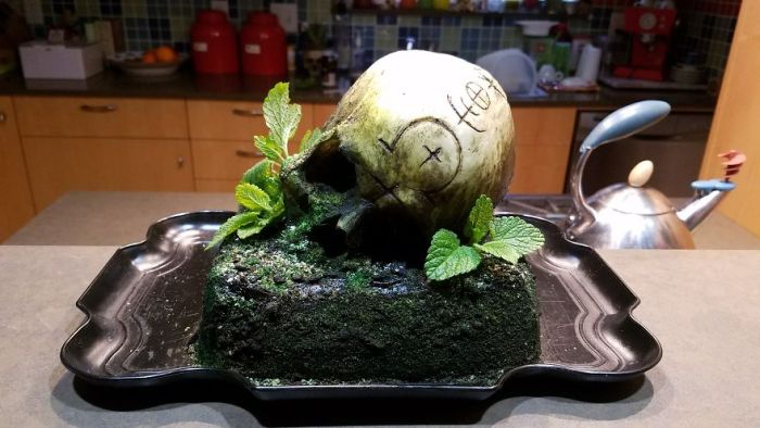 Baker Makes Incredible Skull Cake For Coworkers