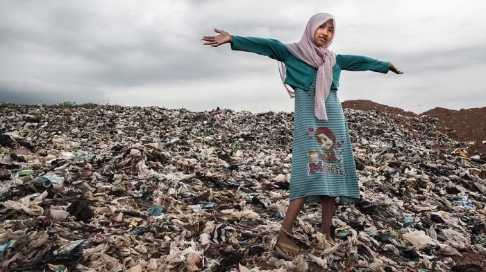 Shocking Photos Reveal People Living In A Giant Rubbish Dump