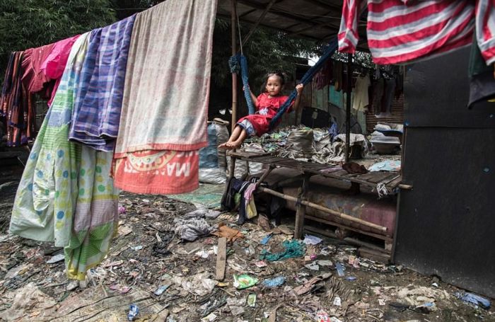 Shocking Photos Reveal People Living In A Giant Rubbish Dump