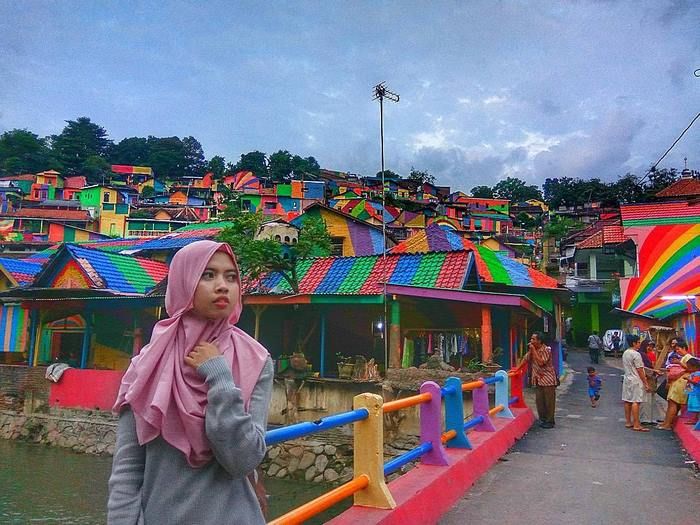 Indonesian Government Turns Slum Into A Rainbow Village
