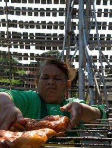 Thailand Man Uses The Power Of The Sun To Cook Chicken