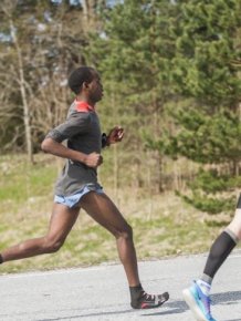 Kenyan Wins Marathon While Running In Socks