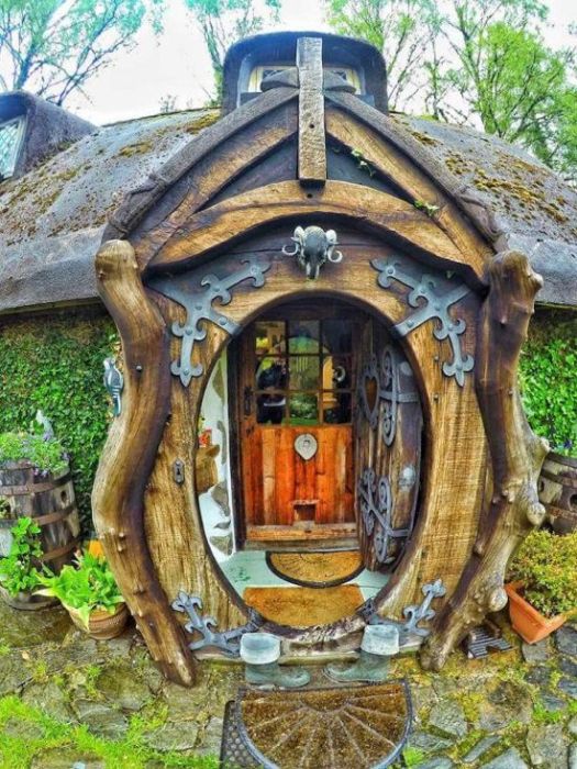 Lord Of The Rings Fan Builds His Own Amazing Hobbit House