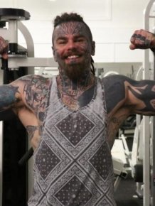 Bodybuilder Covers Up His Tattoos With Fake Tan