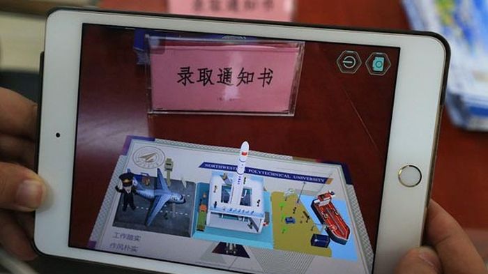 University Sends Acceptance Letters Using Augmented Reality