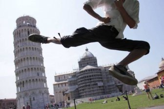Tourists Who Took Awesome Photos With The Leaning Tower Of Pisa