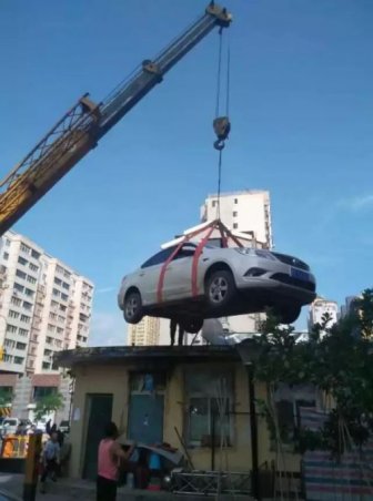 Lady Finds Car On Roof After Refusing To Pay For Parking