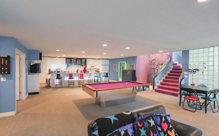 The Inside Of This 90's Themed Mansion Is Like A Time Capsule