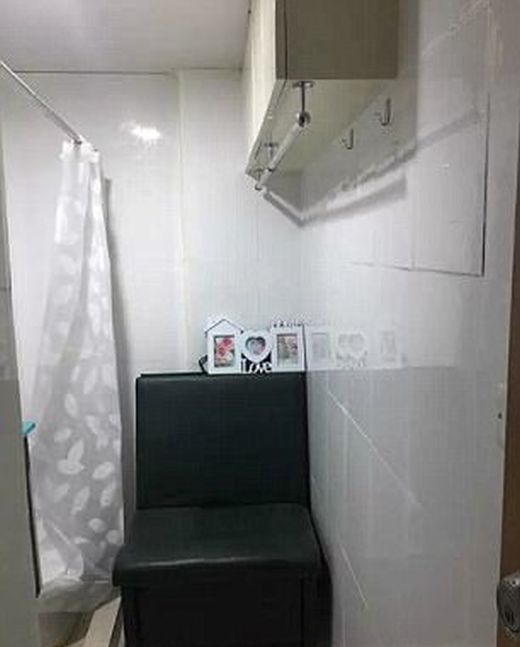 Tiny 40sq ft Flat In Hong Kong $370 A Month