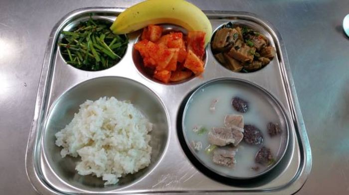 Student Lunch: Korea vs The USA