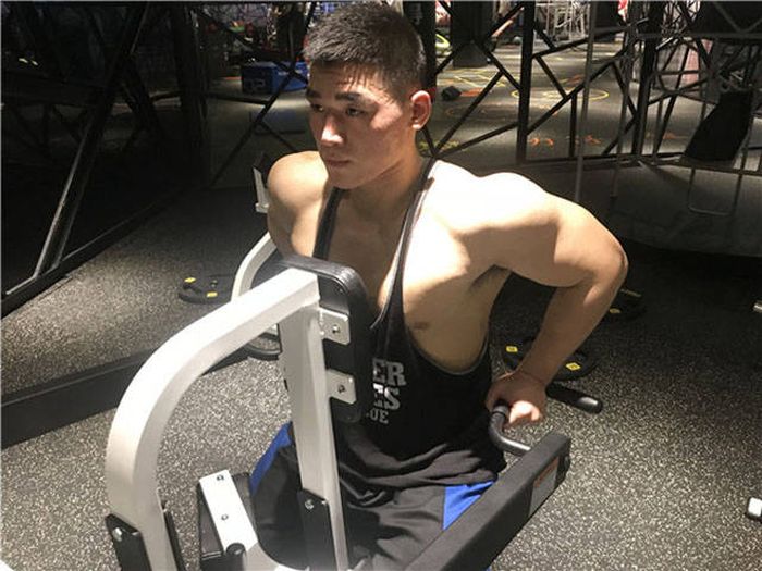 Chinese Student Becomes Bodybuilder in 6 Months