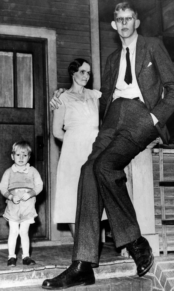 Robert Wadlow Was The World's Tallest Man at 8ft 11in