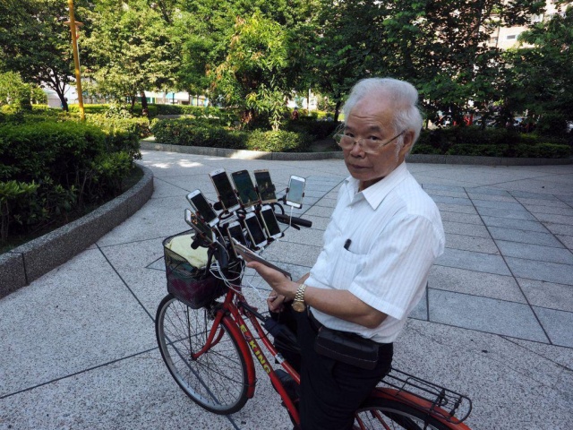 Taiwanese Grandpa On Pokémon Hunt