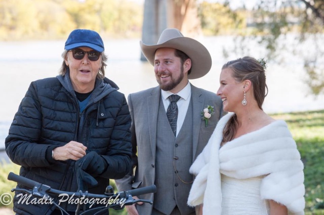 Paul McCartney photobombs Winnipeg Couple's Wedding Photos