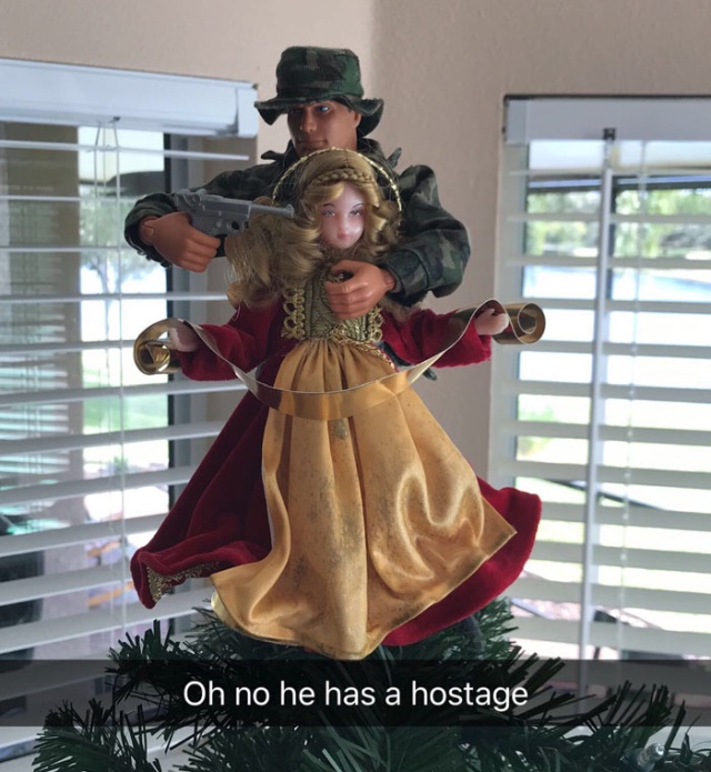 Every Christmas This Guy ‘Improves’ His Mom’s Christmas Decorations With His Soldier Figurines And It’s Hilarious