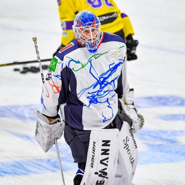 German Hockey Players Come Out In Uniform With A Design Painted By Children