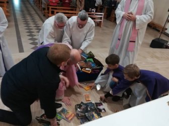 Catholic Priests Burn 'Sacrilegious' Harry Potter Books And Twilight Novels In Poland