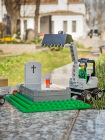Vienna Cemetery Now Offers LEGO Set, So You Can Recreate Funerals