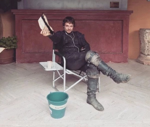Awesome Behind-the-scenes Photos Of ‘Game Of Thrones’ Cast