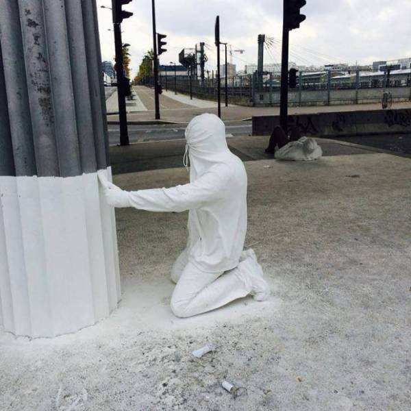 Artist Places Mannequins Around The World Just To Mess With People