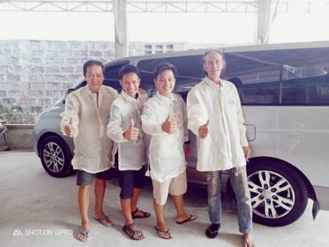 Taal Volcano Donations: Filipinos Pose In Mismatched Clothes