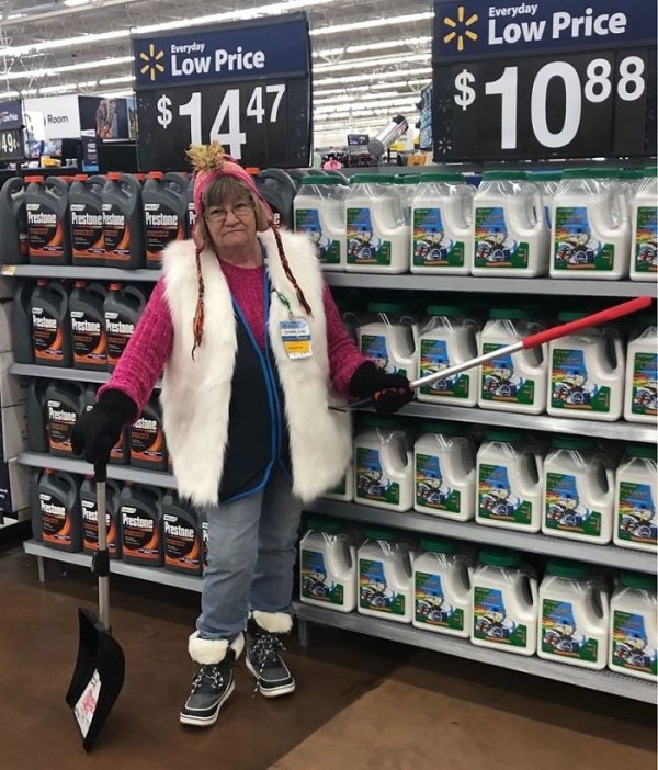 This Walmart Employee Knows How To Sell Products