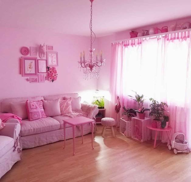 This 32-Year-Old Swiss Teacher Is Obsessed By Pink Color