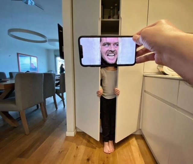 This Guy Plays With Your Imagination Using His Phone