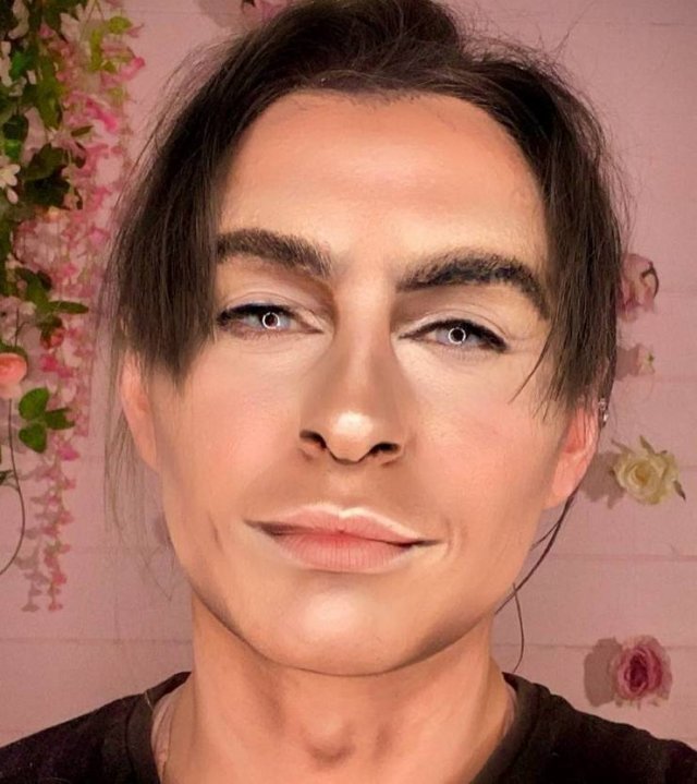 British Makeup Artist Can Turn Herself Into Any Celebrity