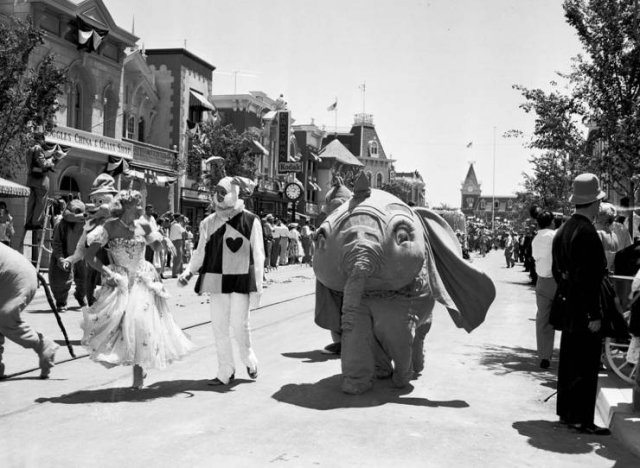 Old Photos Of 'Disneyland' Opening